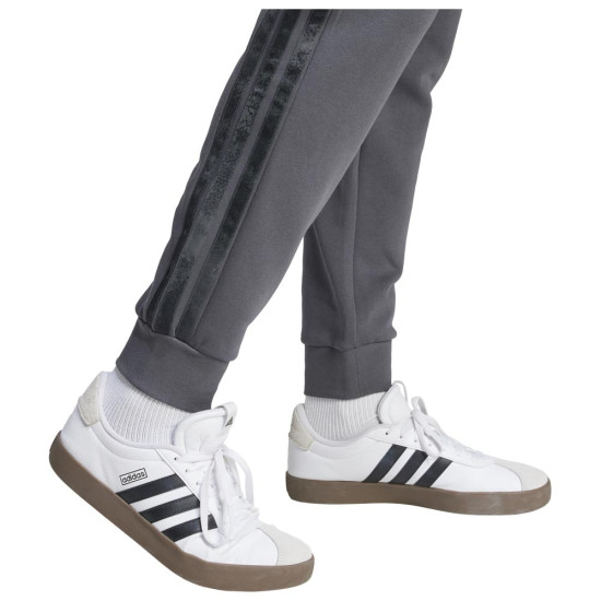 Adidas Ανδρικό παντελόνι φόρμας Seasonal Allover Print Track Pants Adidas Ανδρικό παντελόνι φόρμας Seasonal Allover Print Track Pants